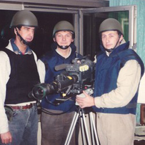 Al Rasheed hotel in Baghdad during Operation Desert Storm, 1991. l/r: Jim Dutton (sound), Phil Bye (camera), Brent Sadler (reporter)