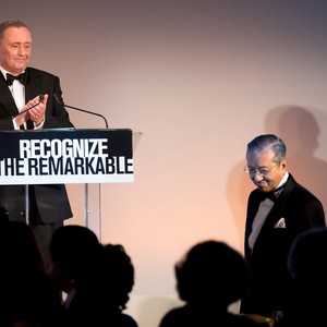 Brent Sadler applauds the winner of the 2012 Rafik Hariri UN-Habitat Memorial Award, the former Prime Minister of Malaysia Dr Mahathir Mohamad